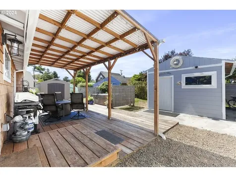 6521 Sw Harbor Avenue Lincoln City OR 97367
