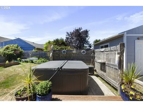 6521 Sw Harbor Avenue Lincoln City OR 97367