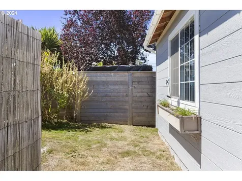 6521 Sw Harbor Avenue Lincoln City OR 97367