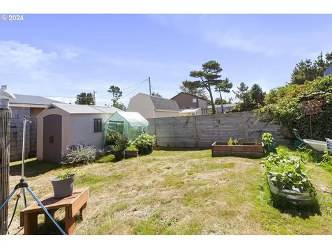 6521 Sw Harbor Avenue Lincoln City OR 97367