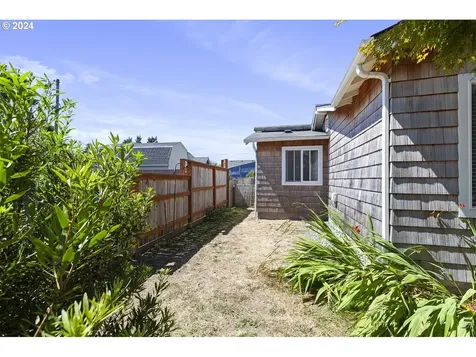 6521 Sw Harbor Avenue Lincoln City OR 97367