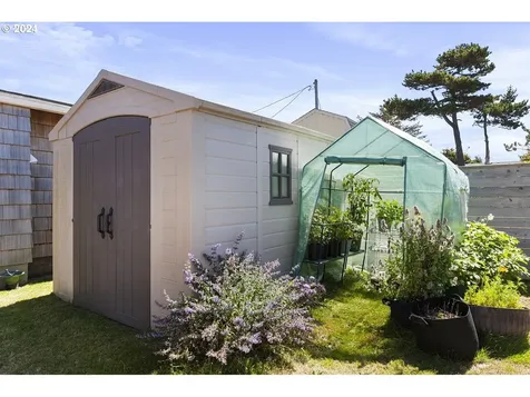 6521 Sw Harbor Avenue Lincoln City OR 97367