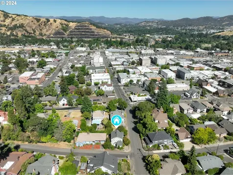 1149 SE Lane Avenue Roseburg OR 97470