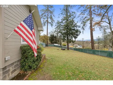 512 Cedar Street Sutherlin OR 97479