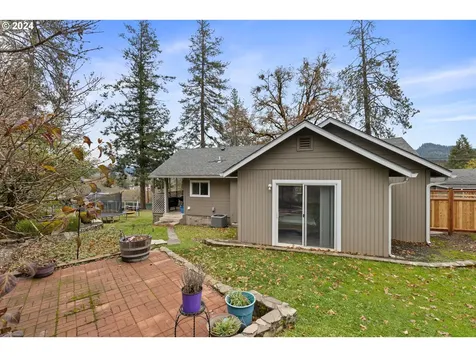 512 Cedar Street Sutherlin OR 97479