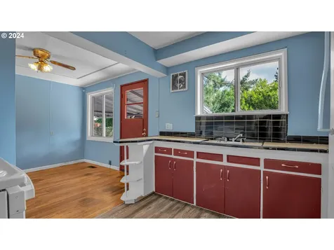 1822 Se 77th Avenue Portland OR 97215