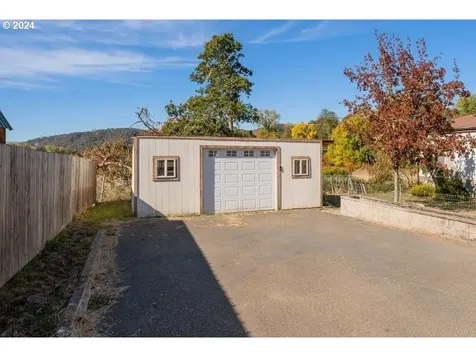 217 NE Peggy Avenue Roseburg OR 97470