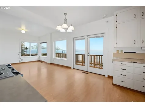162 Commercial Street Astoria OR 97103