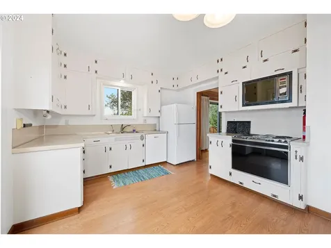 162 Commercial Street Astoria OR 97103