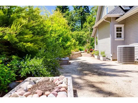 1103 S 68th Place Springfield OR 97478