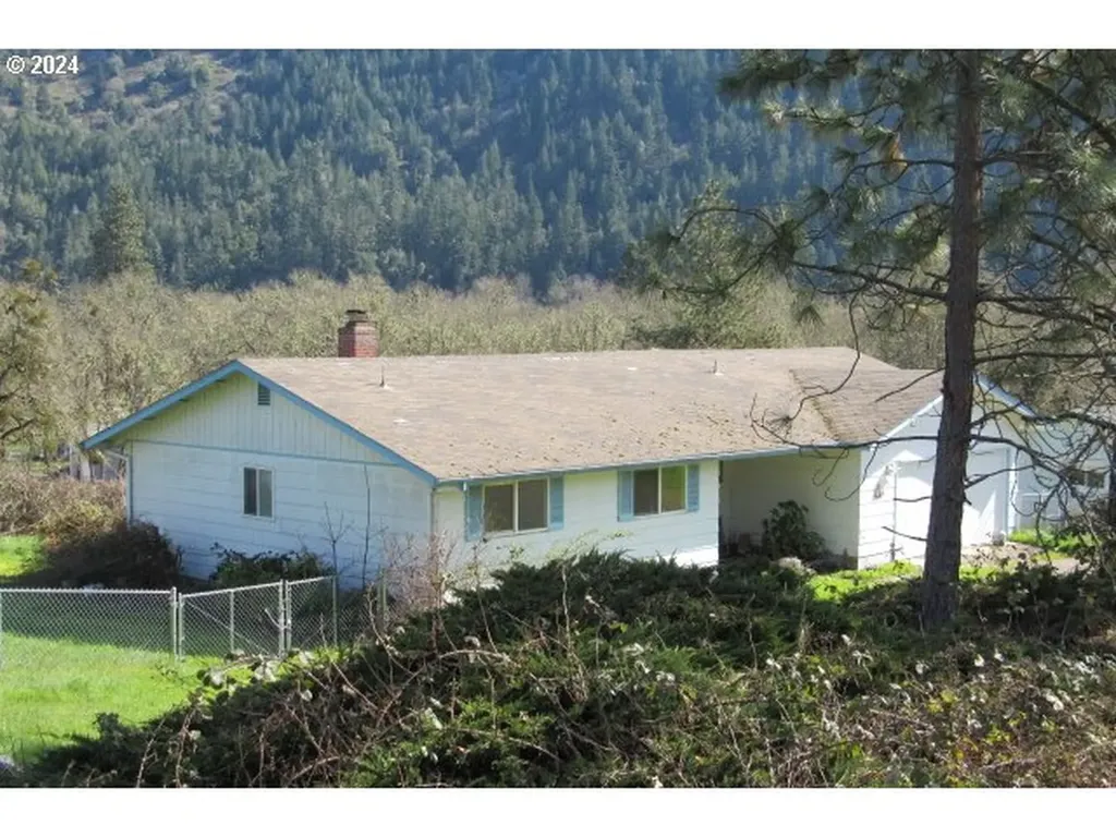 744 Se Edgewood Street Winston OR 97496