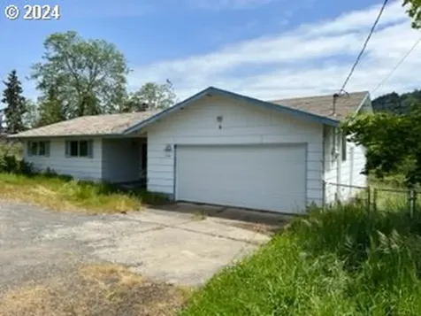 744 Se Edgewood Street Winston OR 97496