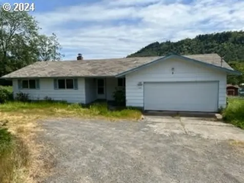 744 Se Edgewood Street Winston OR 97496