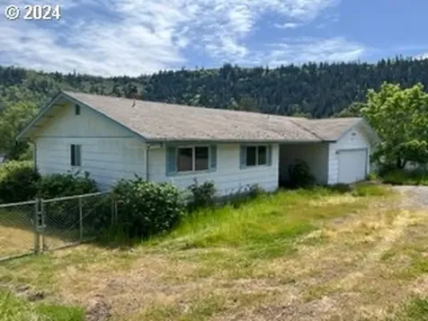 744 Se Edgewood Street Winston OR 97496