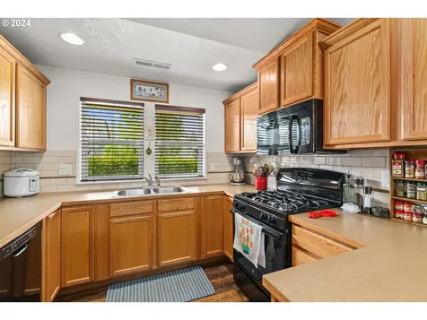 1895 Adelman Loop Eugene OR 97402