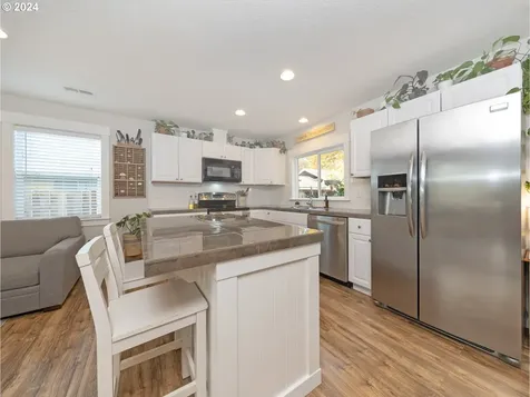 739 NW Garibaldi Street Hillsboro OR 97124