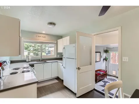 225 W Fairfield Street Gladstone OR 97027