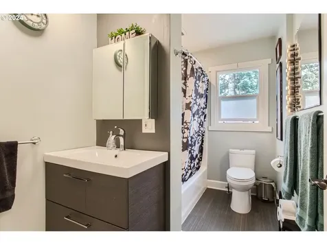 225 W Fairfield Street Gladstone OR 97027