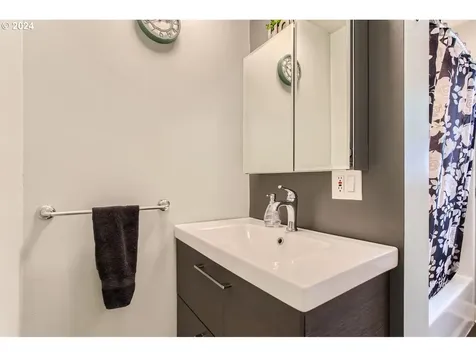 225 W Fairfield Street Gladstone OR 97027