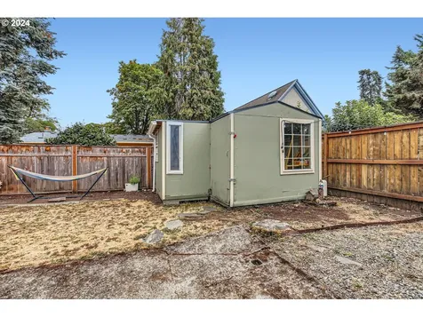 225 W Fairfield Street Gladstone OR 97027