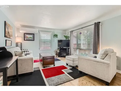 225 W Fairfield Street Gladstone OR 97027