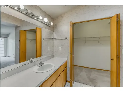 1235 Constitution Avenue Woodburn OR 97071