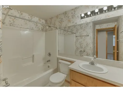 1235 Constitution Avenue Woodburn OR 97071