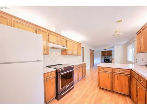 443 S 68th Place Springfield OR 97478