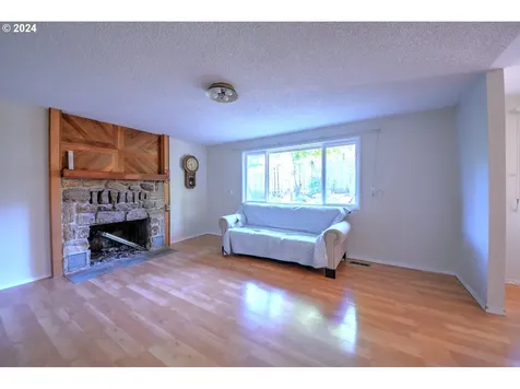 443 S 68th Place Springfield OR 97478