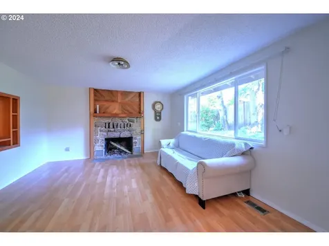 443 S 68th Place Springfield OR 97478