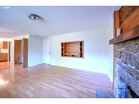 443 S 68th Place Springfield OR 97478