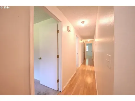 443 S 68th Place Springfield OR 97478