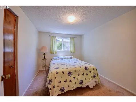 443 S 68th Place Springfield OR 97478