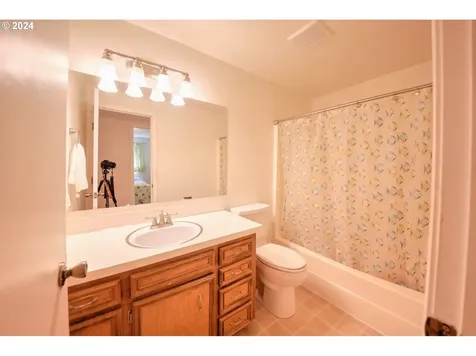 443 S 68th Place Springfield OR 97478