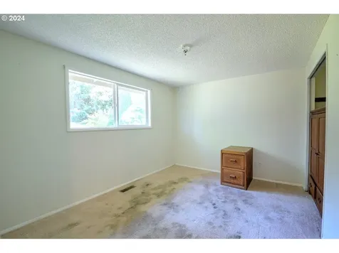 443 S 68th Place Springfield OR 97478