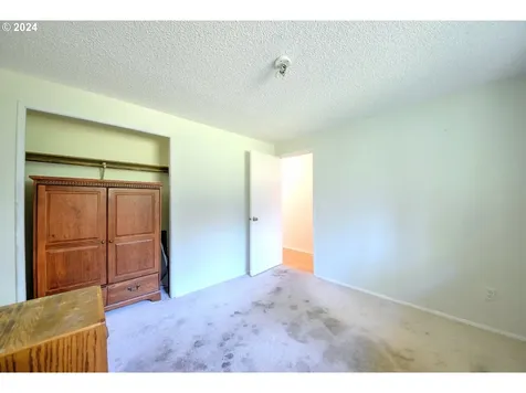 443 S 68th Place Springfield OR 97478