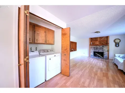 443 S 68th Place Springfield OR 97478