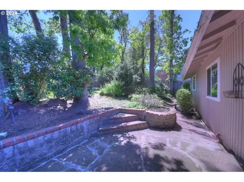 443 S 68th Place Springfield OR 97478