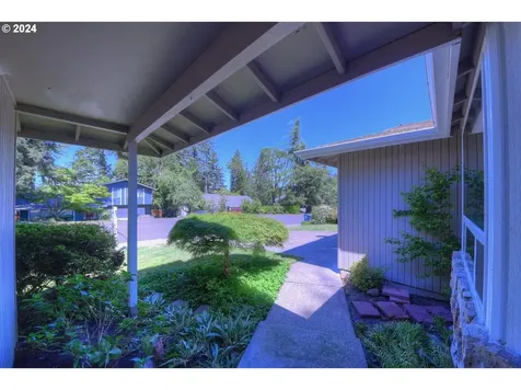 443 S 68th Place Springfield OR 97478