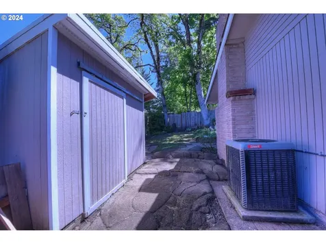 443 S 68th Place Springfield OR 97478