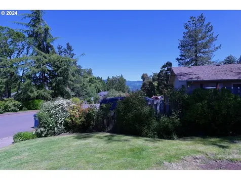 443 S 68th Place Springfield OR 97478
