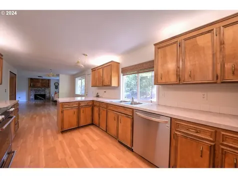 443 S 68th Place Springfield OR 97478