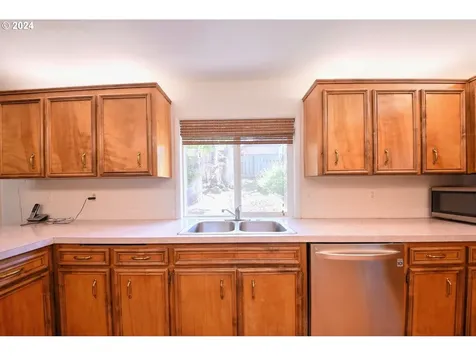 443 S 68th Place Springfield OR 97478