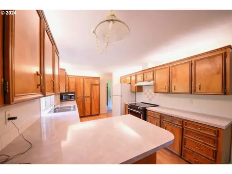 443 S 68th Place Springfield OR 97478