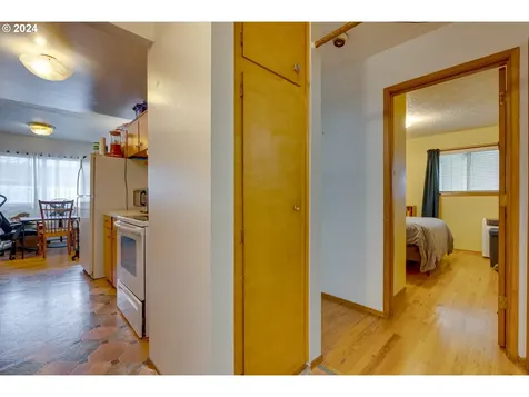 6508 Se Center Street Portland OR 97206