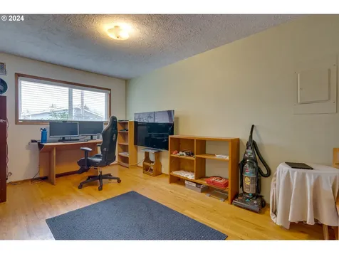 6508 Se Center Street Portland OR 97206