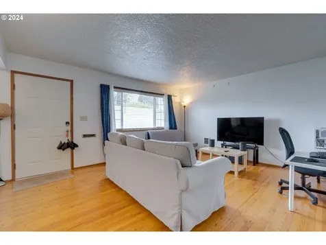 6508 Se Center Street Portland OR 97206