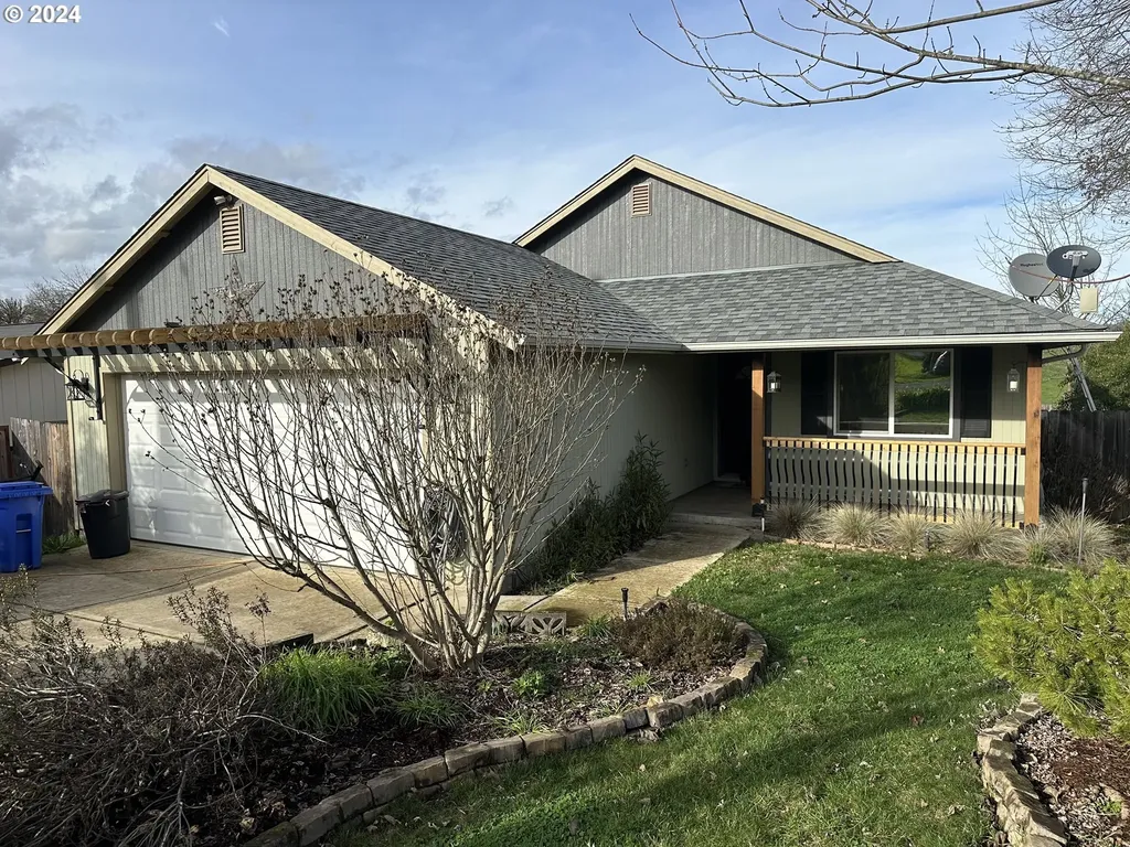 692 Se Lenore Avenue Winston OR 97496