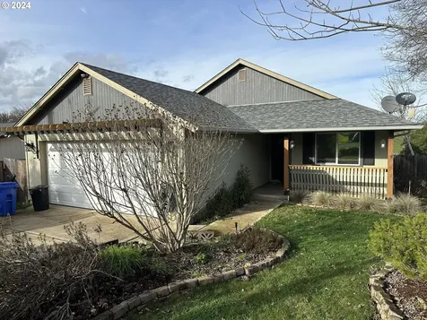 692 Se Lenore Avenue Winston OR 97496