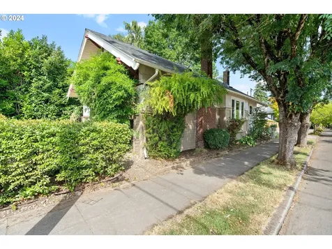 2124 SE Cesar E Chavez Boulevard Portland OR 97214